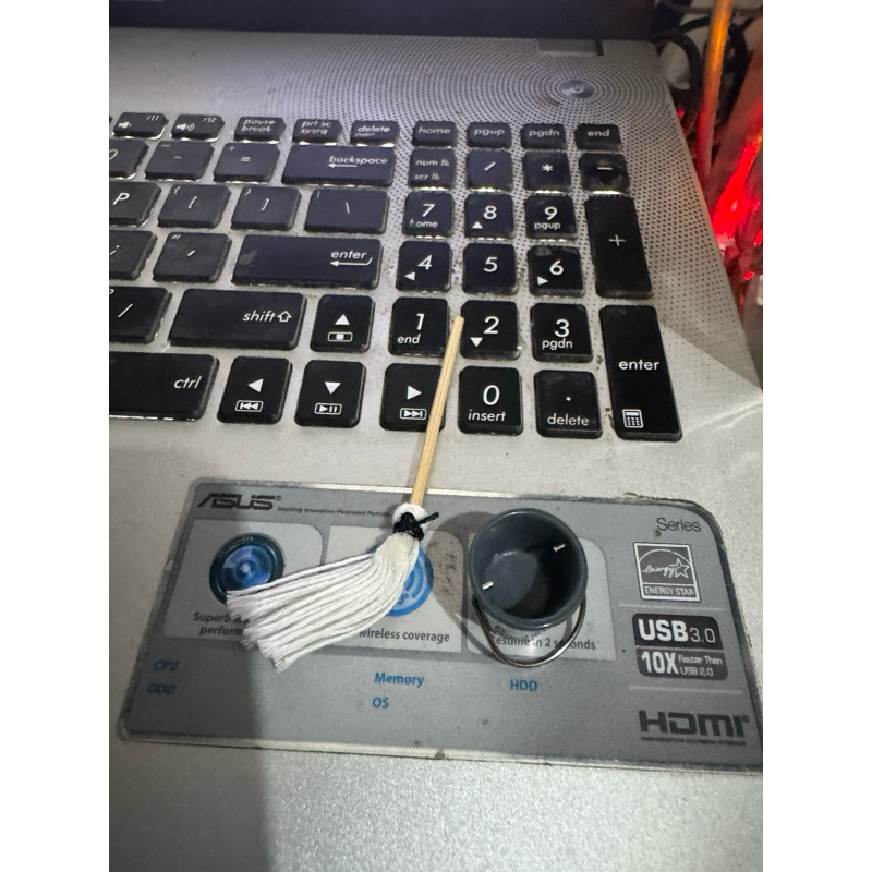 miniatur ember dan pel