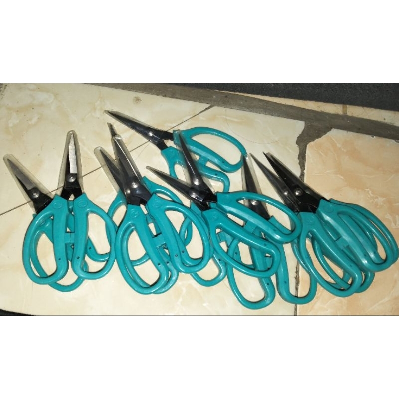 

Gunting craftman Hijau sedang ukuran 6 inch