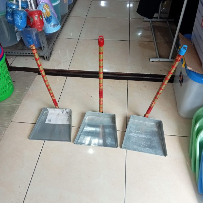 serok sampah seng gagang kayu