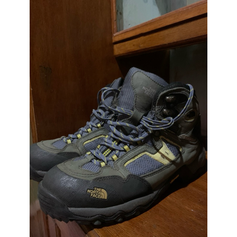 Sepatu gunung the north face green army