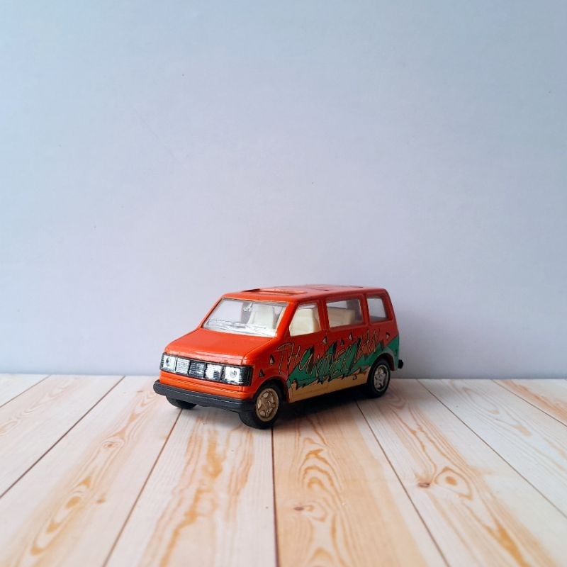 diecast miniatur mobilan chevrolet expres 1:43 bekas