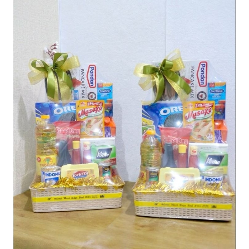 

Hampers Box B Paket 8. Minyak + Gula + Teh Poci + Indomie 5 PCS + Kecap + Saus Sambel + Susu + Sarden 2 PCS + Kartu Ucapan. Hampers Edisi Lebaran.