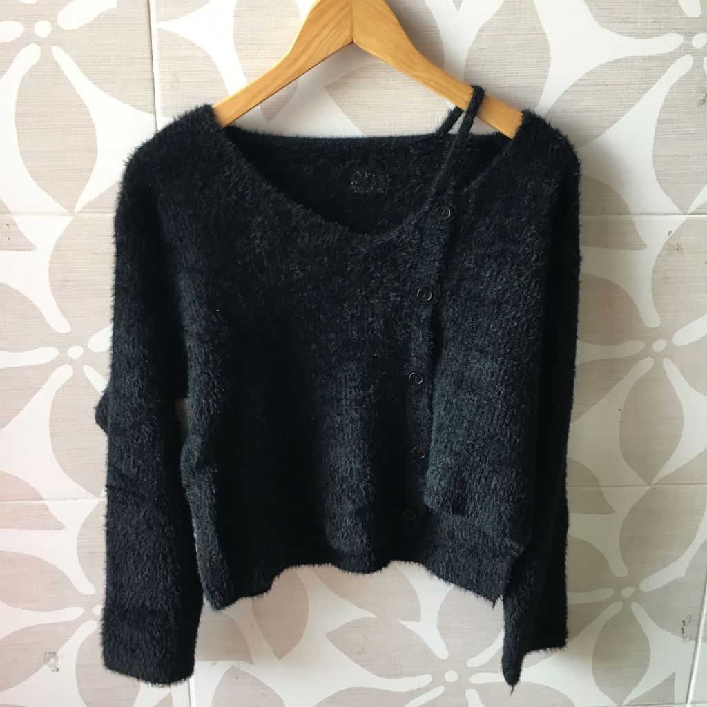 preloved baju sweater crop top bulu asimestris hitam lengan panjang