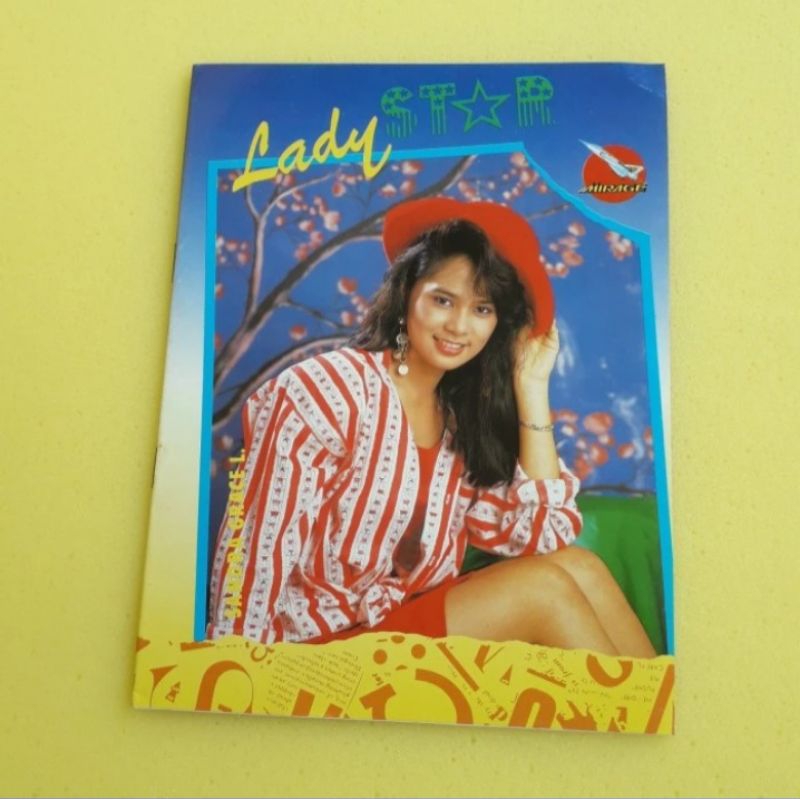 

Buku tulis garis cover Sandra Grace dan Inneke Koesherawati