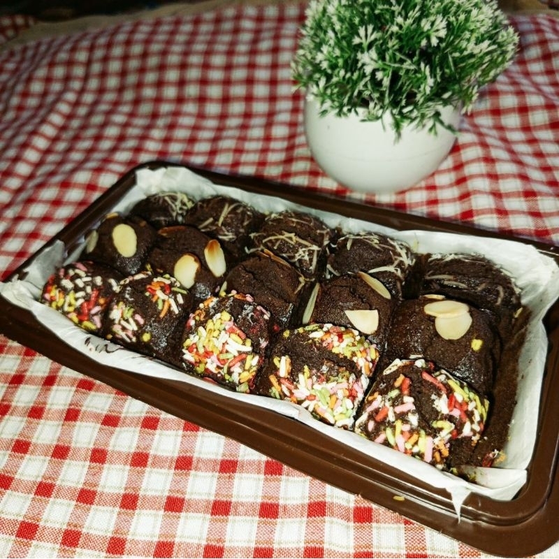 

Kue Brownies Premium Berkah Guru Rasa Enak Mantul Isi 15 Sekat