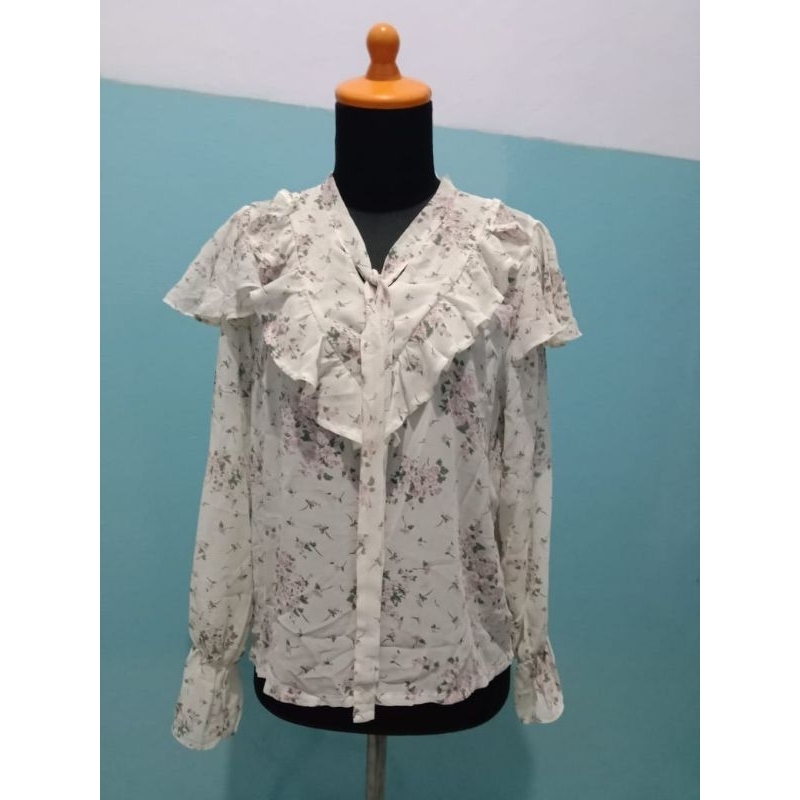 Atasan sifon cream bunga kecil