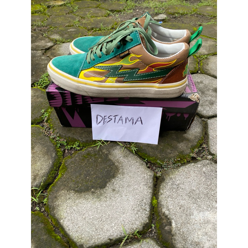 sepatu word division