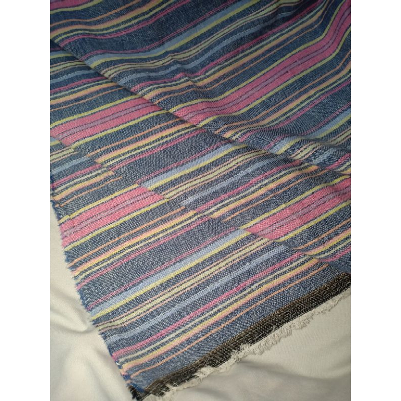 KAIN LINEN MOTIF SALUR WARNA-WARNI DASAR DENIM (2 m = Rp70.000)