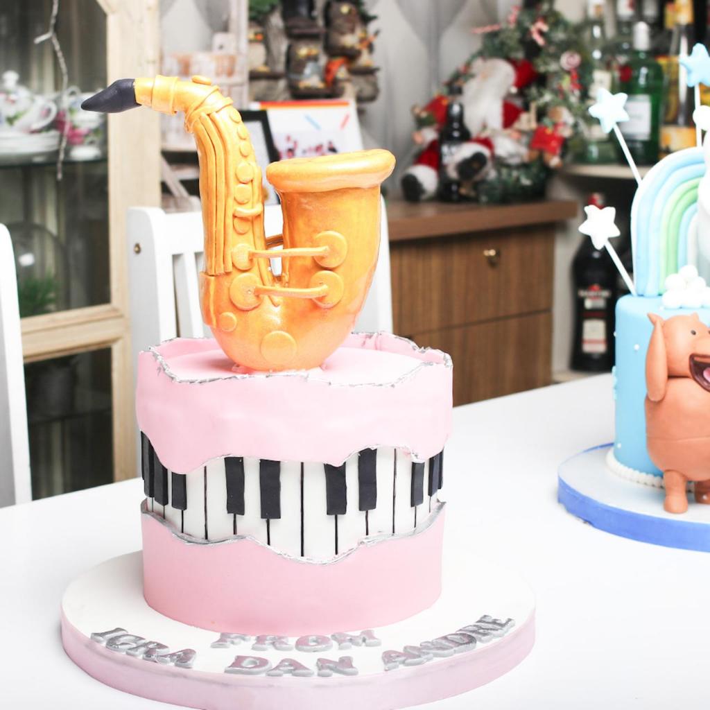 

Kue Ulang tahun/Birthday Cake/Kue Ultah tema Musik/Kue Tema Saksofon/Kue Birthday Jakarta