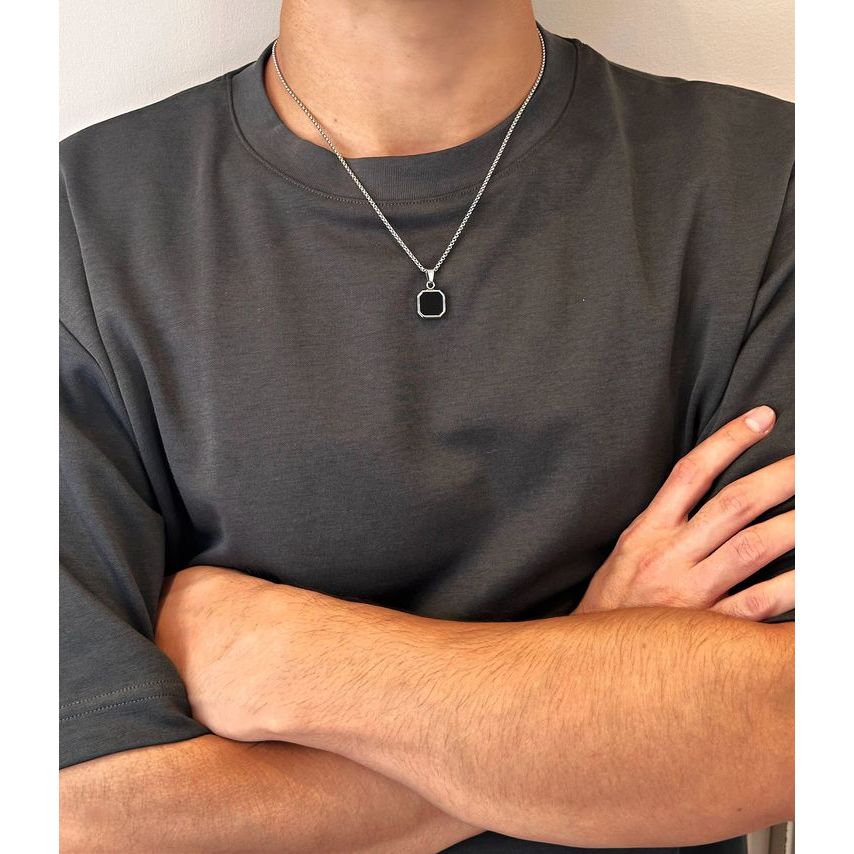 KALUNG LIONTIN PRIA KOTAK WARNA HITAM LIST PUTIH LIONTIN ENAMEL