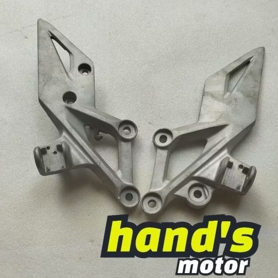 step footstep Ubderbon depan kiri kanan Honda CBR 150 Original Copotan K45G