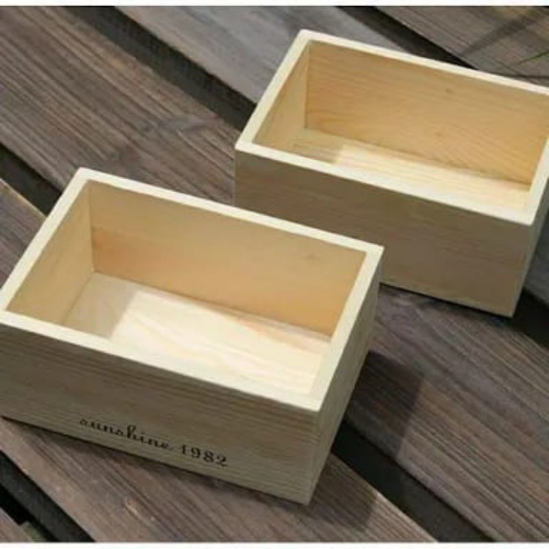 Kotak Kayu Wadah Perabotan