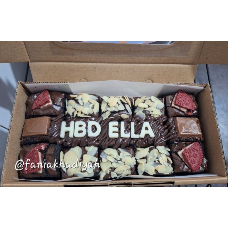 

Fudgy Brownies Hias / Ultah / Greatings 20x10 (isi 15), Request topping max. 4 varian