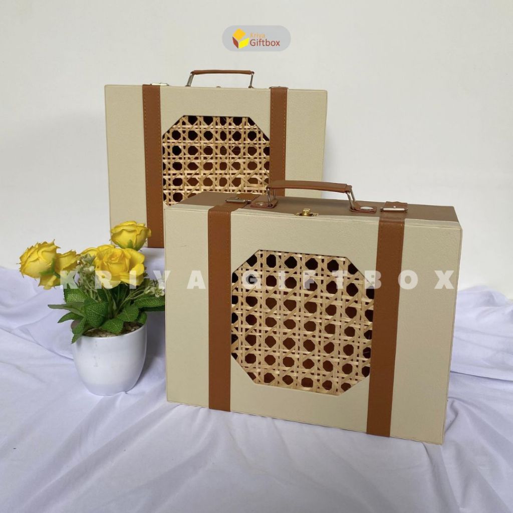 

Box Hampers Model Koper Kombinasi Anyaman Bambu | Box Packaging Souvenir Unik Paling Banyak Dicari