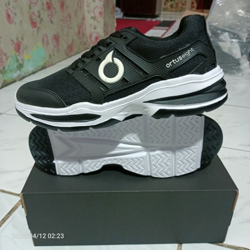 promo sneakers sekolah hitam putih/sepatu kets pria wanita terbaru/sepatu olah raga terlaris/sepatu 