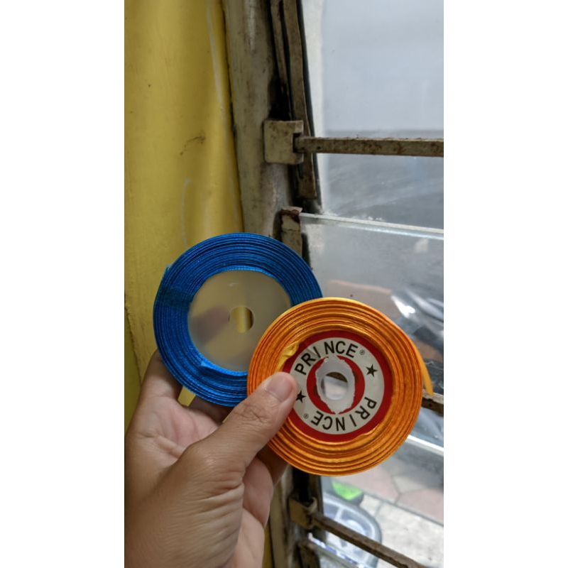 

Pita Gulung Biru dan Kuning / 1 cm (Preloved)
