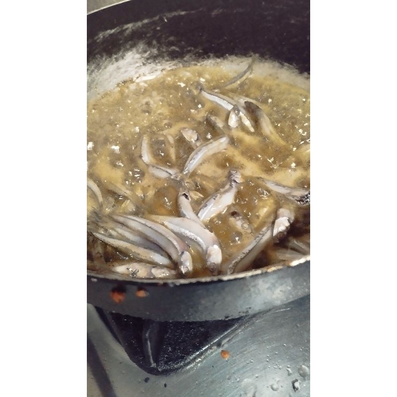 

teri segar goreng kriukkkk dengan taburan bawang goteng