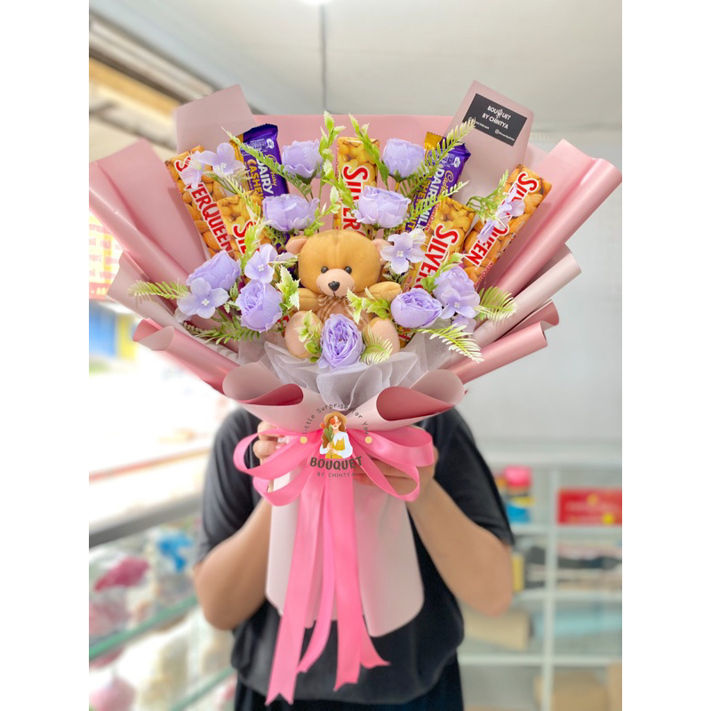 

BUKET WISUDA COKLAT SILVERQUEEN BUKET BUNGA PEONY BUKET COKLAT KADO ULANG TAHUN BUKET BONEKA BERUANG