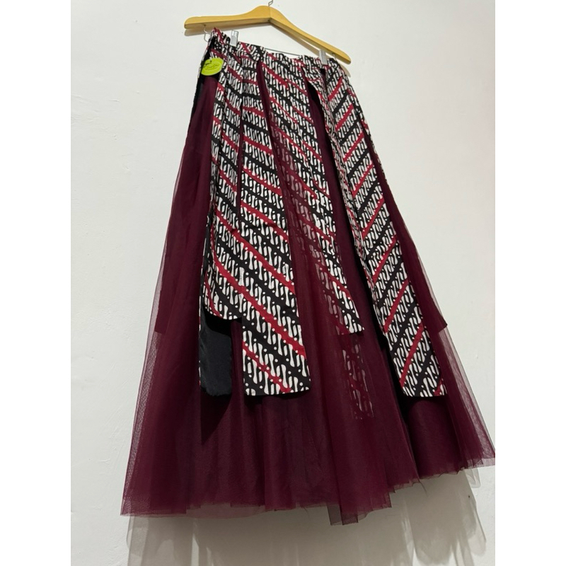 Batik Larry Skirt in Black Maroon