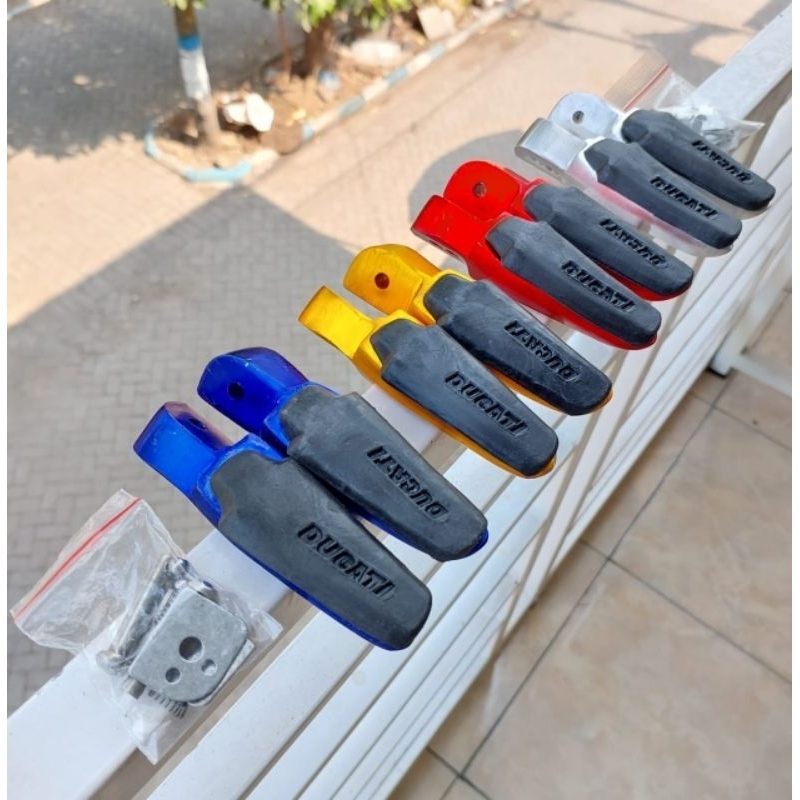 FOOTSTEP DUCATI UNIVERSAL WARNA ANODIZE ALMUNIUM / FOSTEP DEPAN BELAKANG DUCATI ALUMUNIUM