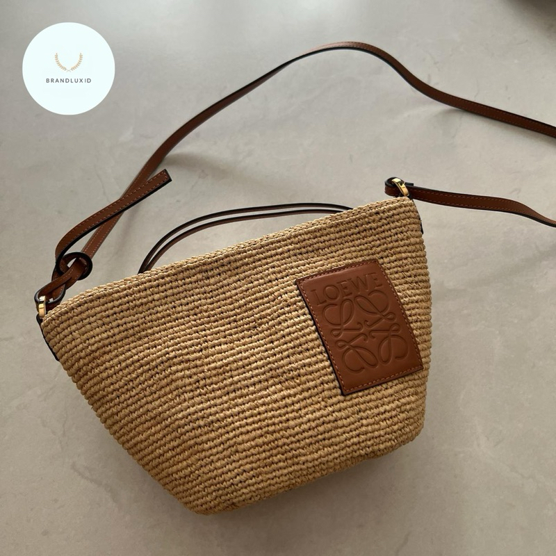 Loewe anagram slit pochette raffia bag with zipper in natural/tan
