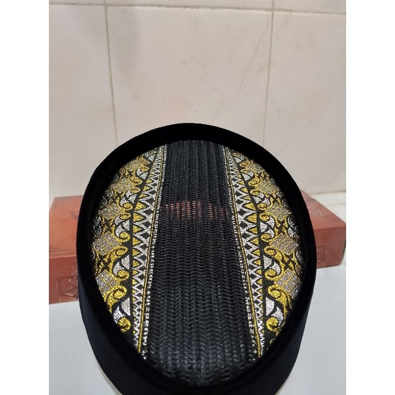 Songkok Peci Bludru Hitam Ac Tengah Motif Kain Merak Emas