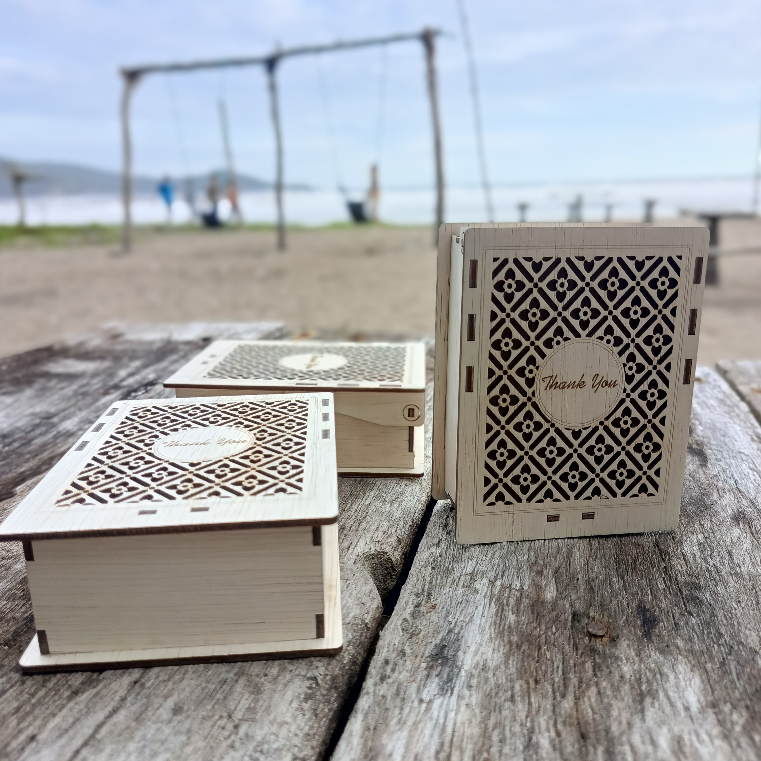 

B019. (BARU) Giftbox kayu dengan engsel dan pengunci cocok untuk packaging produk parfum, craft, dan produk unik lainnya ukuran 10 x 8 x 4 cm (ukuran dalam)