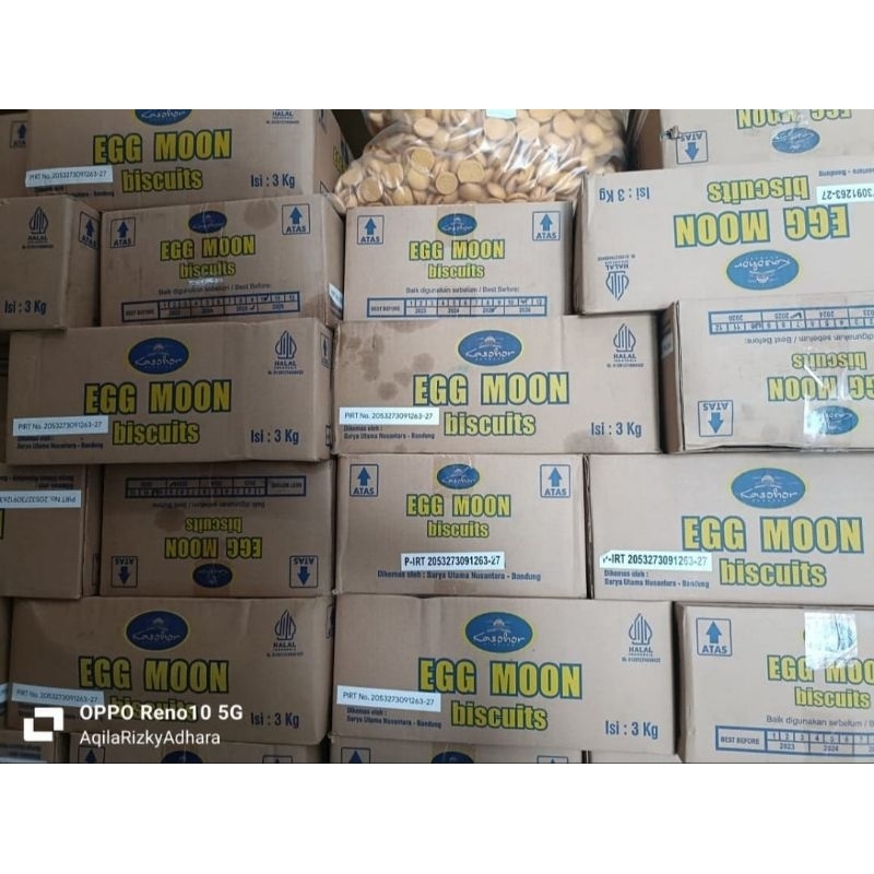 

Biskuit Egg Moon kemasan 1 dus