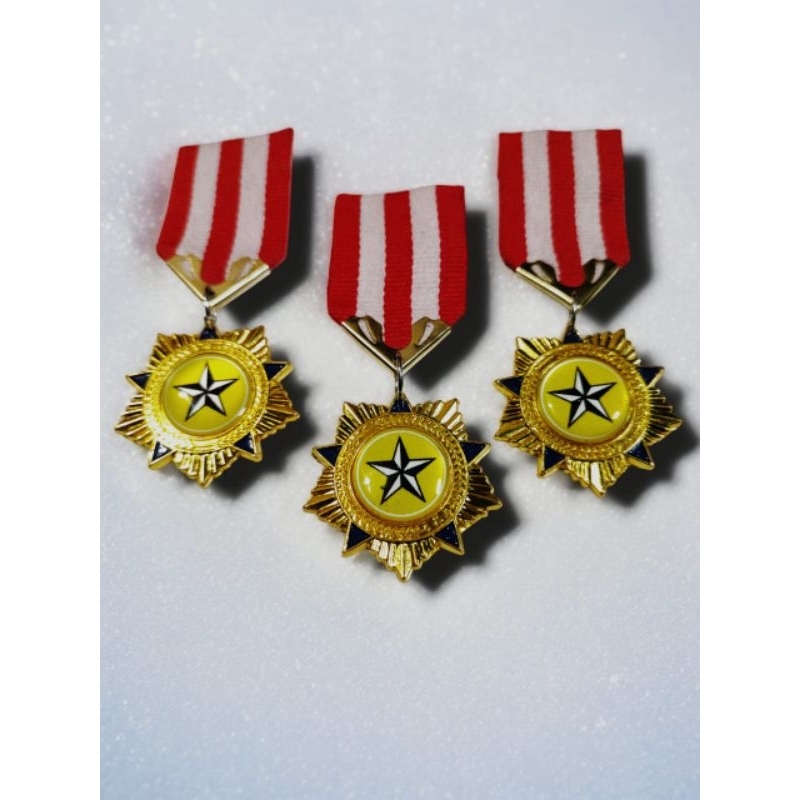 Pin Tiska PRAMUKA bintang tahunan bahan Logam tebal premium warna Emas