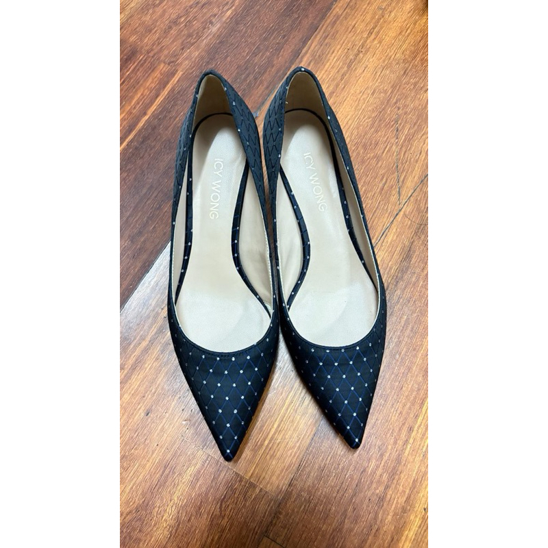 Icy Wong size 38