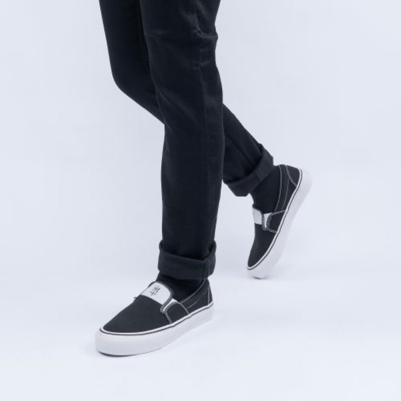 CRUST 2 BW MATERNAL DISASTER FOOTWEAR SEPATU SNEAKERS