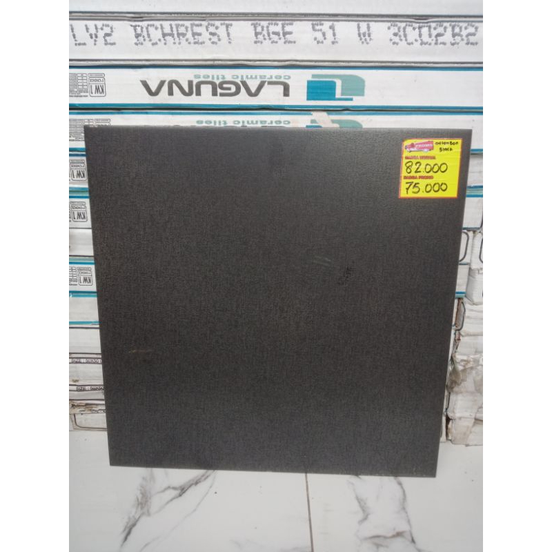 Keramik lantai  Milan Cotton Black 40x40