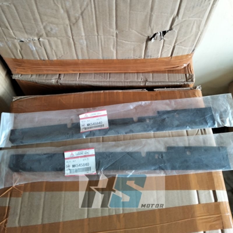 KARET LAMPU DEPAN BEZEL HEADLAMP MOBIL MITSUBISHI CANTER PS110 PS125 PS136 MK545840 FUSO ORIGINAL PA