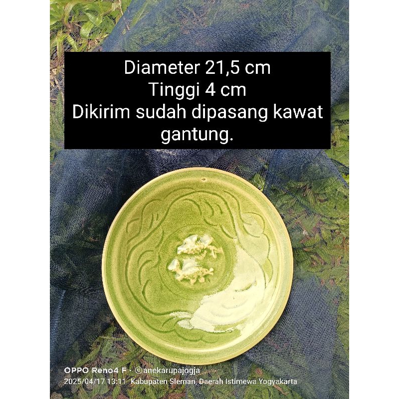 piring keramik lukis hijau celadon motif ikan timbul untuk dekorasi hiasan dinding