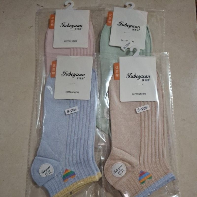 Kaos kaki wanita dewasa pendek