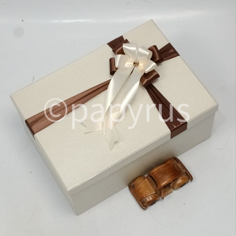 

PAPYRUS 25x35 Tinggi 15cm Kotak Kado Gift Box V3