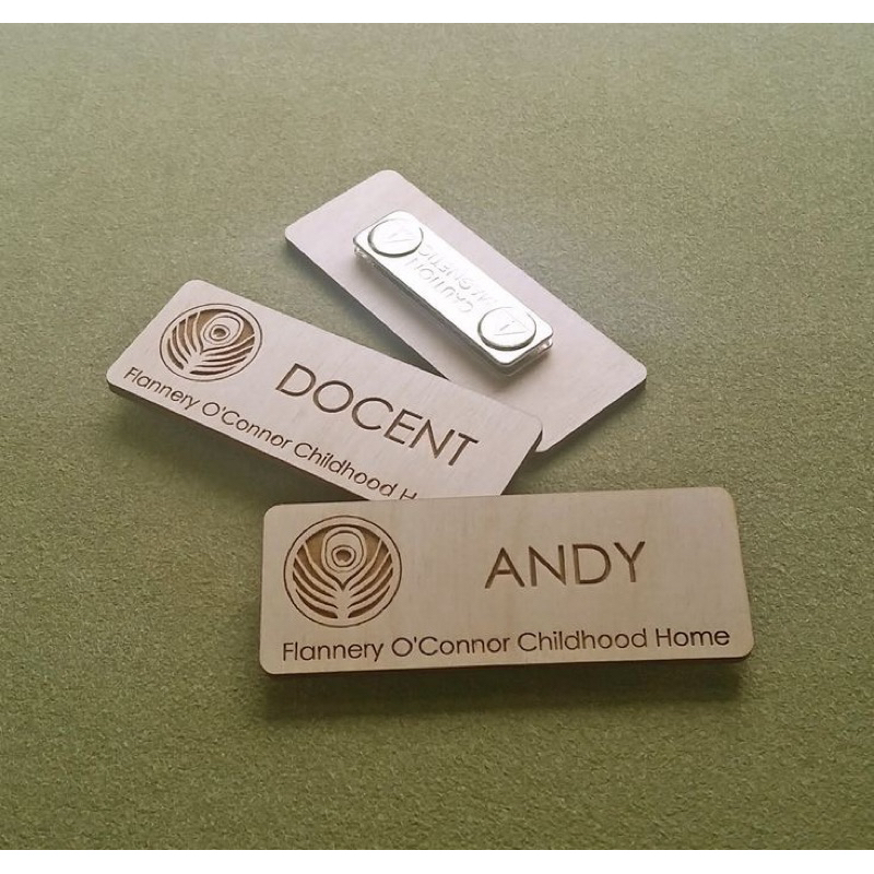 

Name Tag Kayu Laser Cut – Custom Nama & Logo Detail