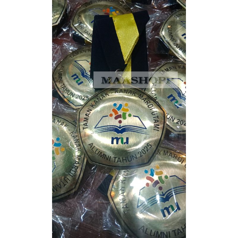 Gordon Wisuda custom Kuningan dan akrilik murah berkualitas