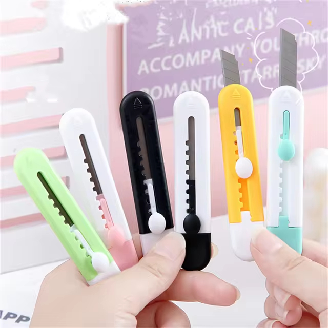 

A102 Cutter Mini Motif Polos / Pisau Silet Ukir Kecil / Mini Cute Cutter Pemotong Kertas