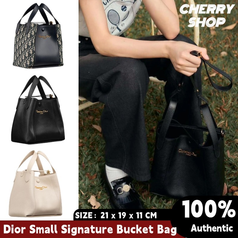 【NEW】Dior Small Signature Bucket Bag Tas Tote Wanita Dior M2840USKU_M900 Size：21 x 19 x 11CM