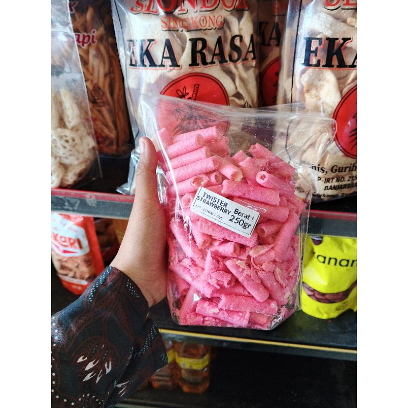 

CEMILAN KERING Twister rasa strawberry