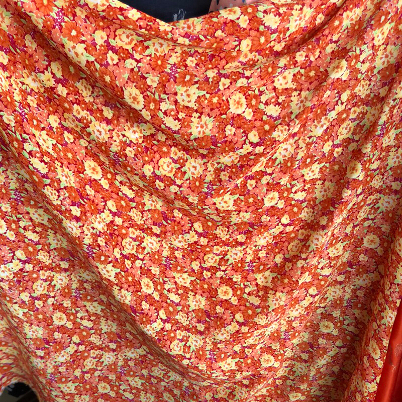 kain satin silk motif - kain satin silk motif bunga - kain satin silk motif impor - kain satin silk 