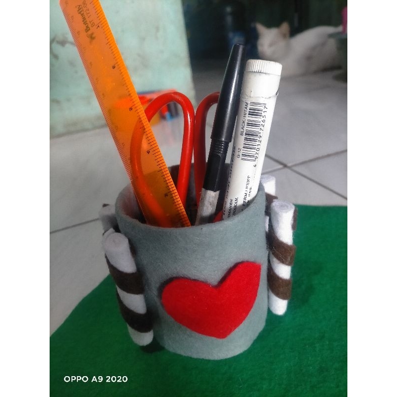 

tempat pensil dari kaleng dan kain flanel