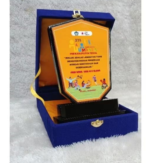 PLAKAT KAYU,WISUDA KAMPUS,KADOWISUDA, SOUVENIR WISUDA,VANDEL,AKRILIK, PLAKAT  MARMER, DUPLIKAT PIALA