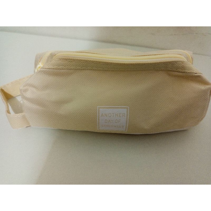 

Kotak pensil/pouch kosmetik