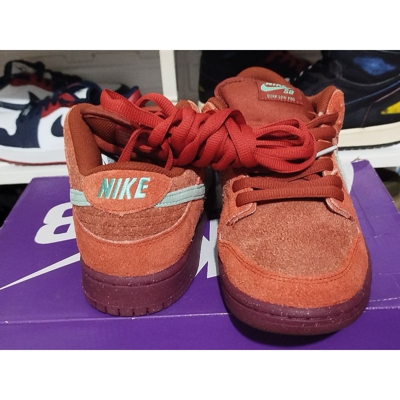 SB DUNK Low Pro Mystic Red