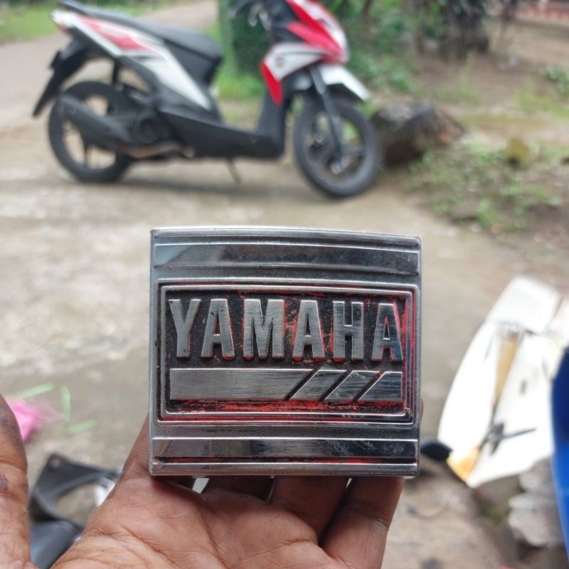 Emblem Dasi Panel Dasi Yamaha Alfa Original Chrom