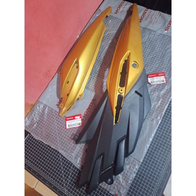 Cover body bodi belakang honda CS1 CS one original ahm.honda GOLD kuning Emas 64420 64430 kwc 900 DG