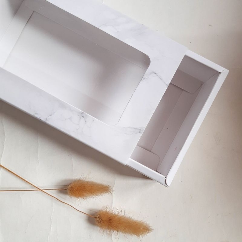 

Box kue / Dus kue Model slide / Model sliding Jendela Motif Marmer 22x11x5cm