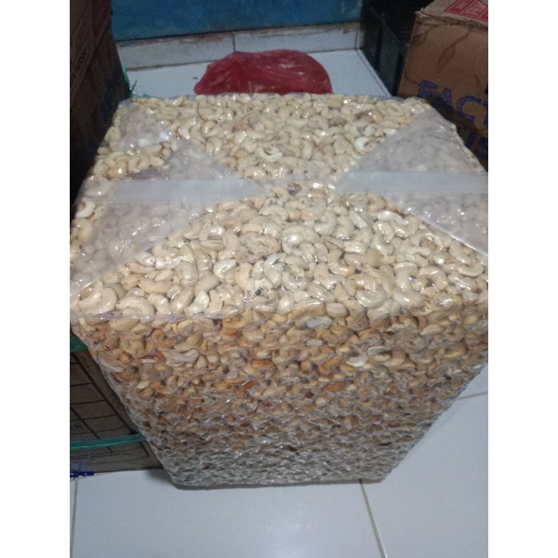 

Kacang Mede Mentah Utuh 200gr